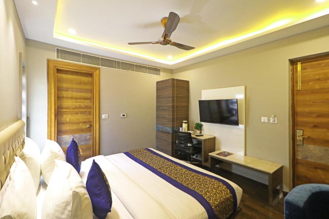 The Ivy Grand Hotel In City Centre With Free Secured Parking 뉴델리 외부 사진