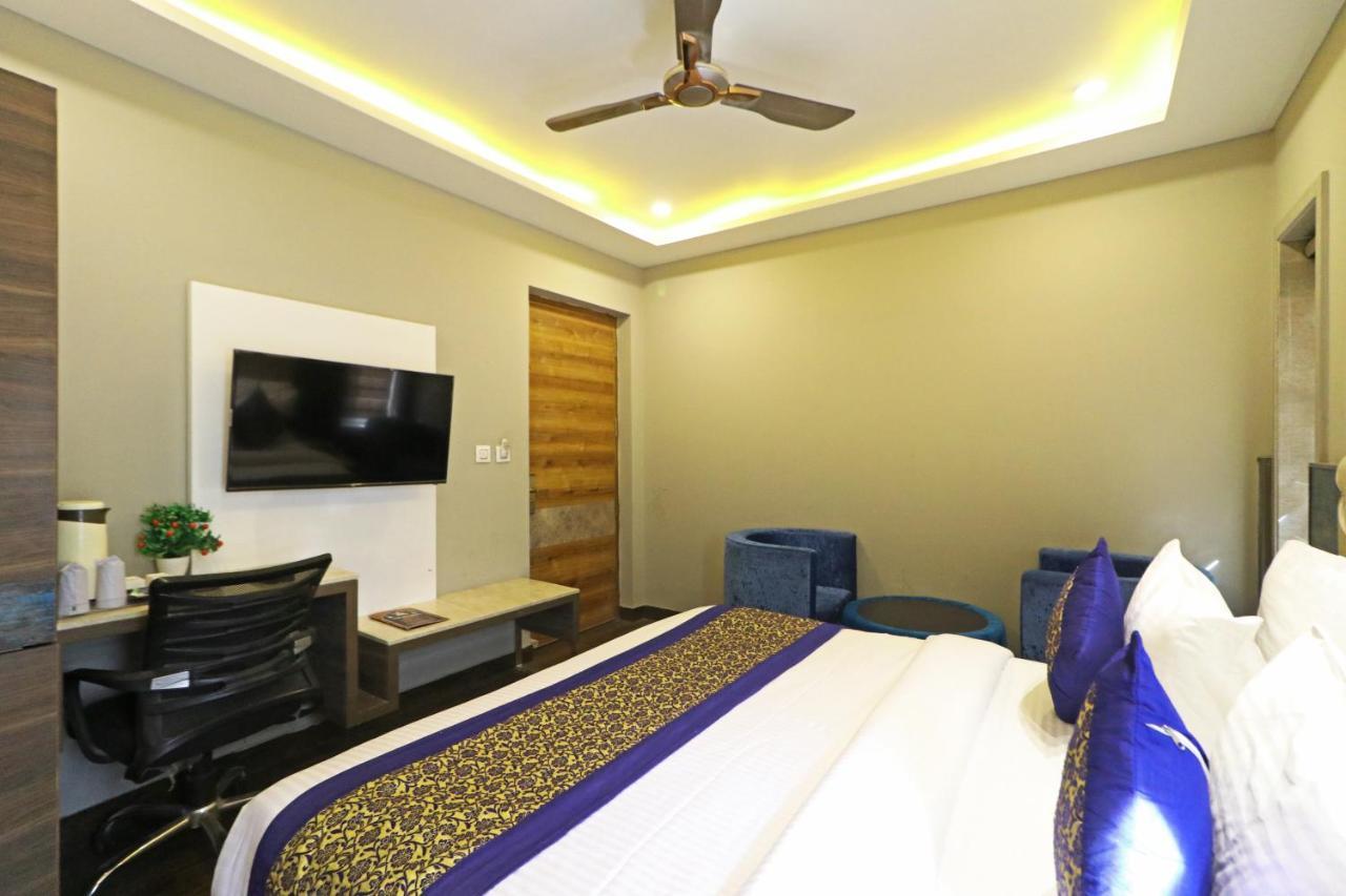 The Ivy Grand Hotel In City Centre With Free Secured Parking 뉴델리 외부 사진